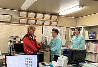 初受賞のお祝いに社員から社長へ花束を贈った